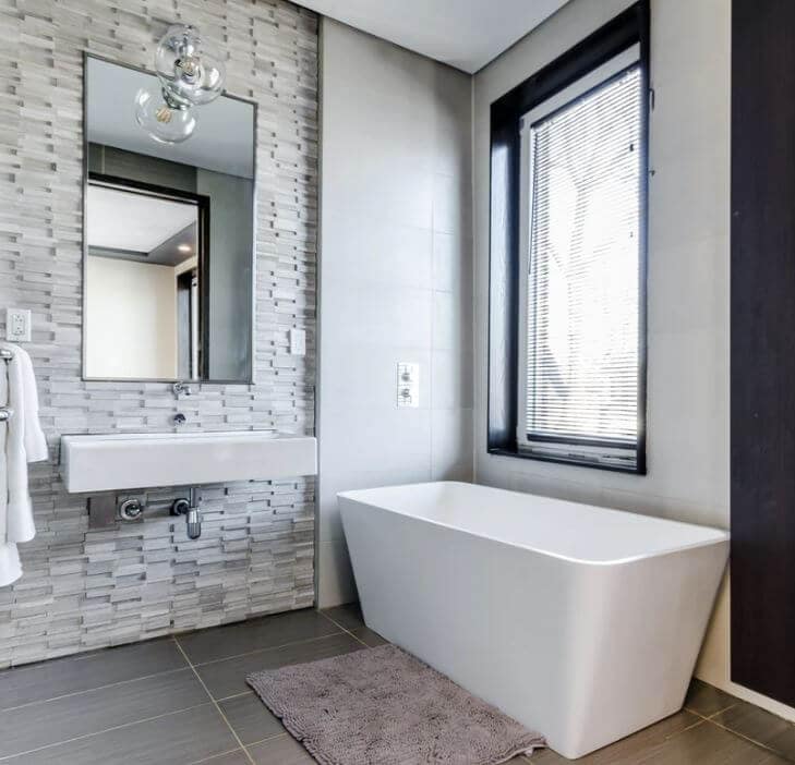 bathroom with tub